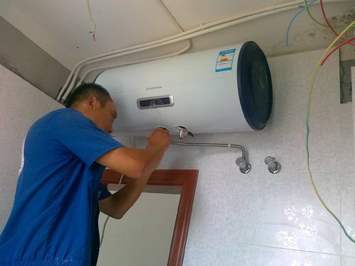 格蘭仕電熱水器維修中